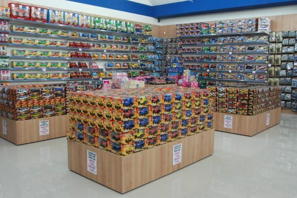 expositores e prateleiras para bazar e brinquedos