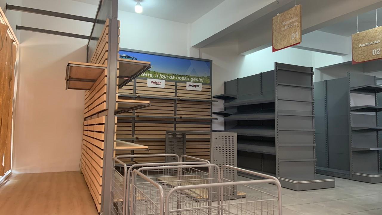 ambiente planejado com gôndolas e prateleiras para loja de ferragens