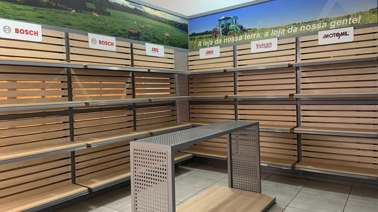 ambiente planejado com gôndolas e prateleiras para loja de ferragens