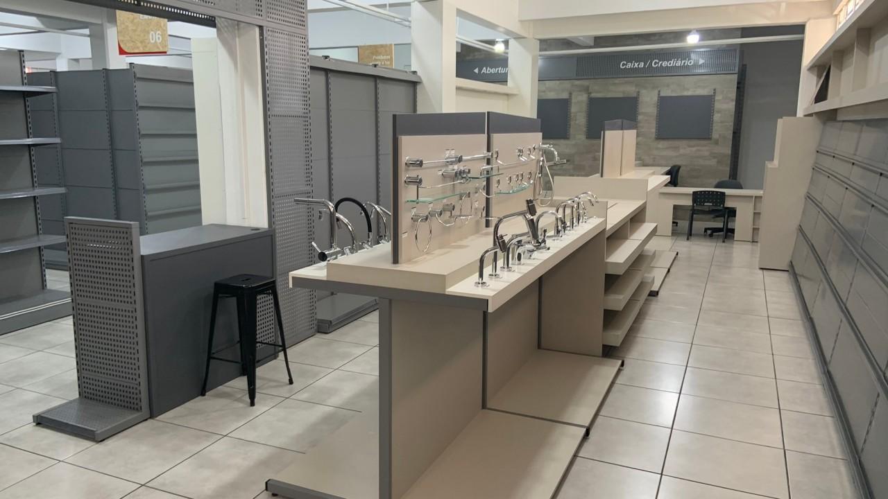 expositor de metais, torneiras e chuveiros para loja de ferragens