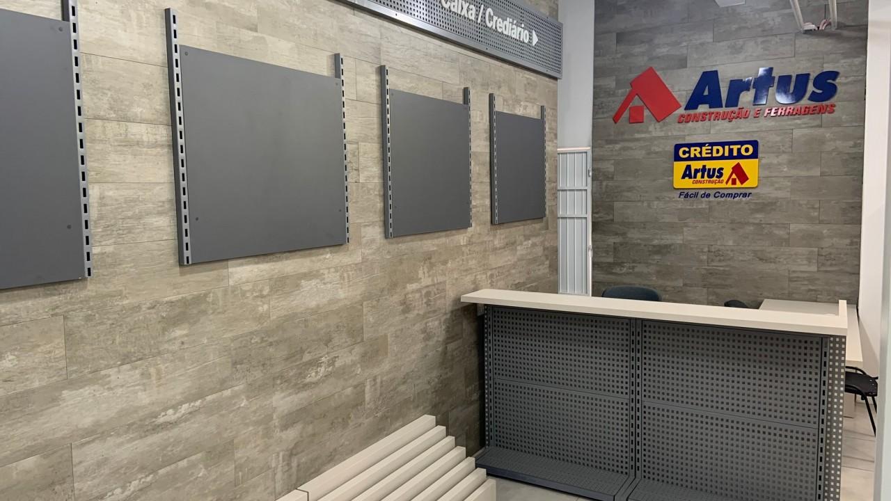 expositores de parede e balcão de atendimento para loja de ferragens