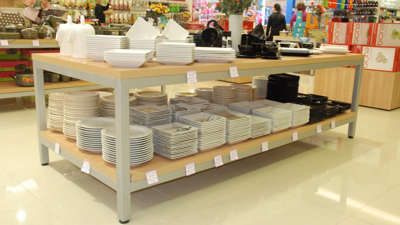 mesa de valorização para expor produtos de bazar