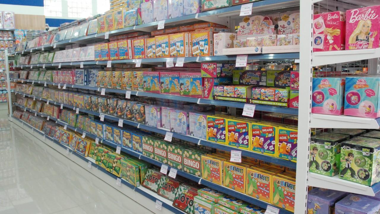 gôndolas e prateleiras para bazar e brinquedos