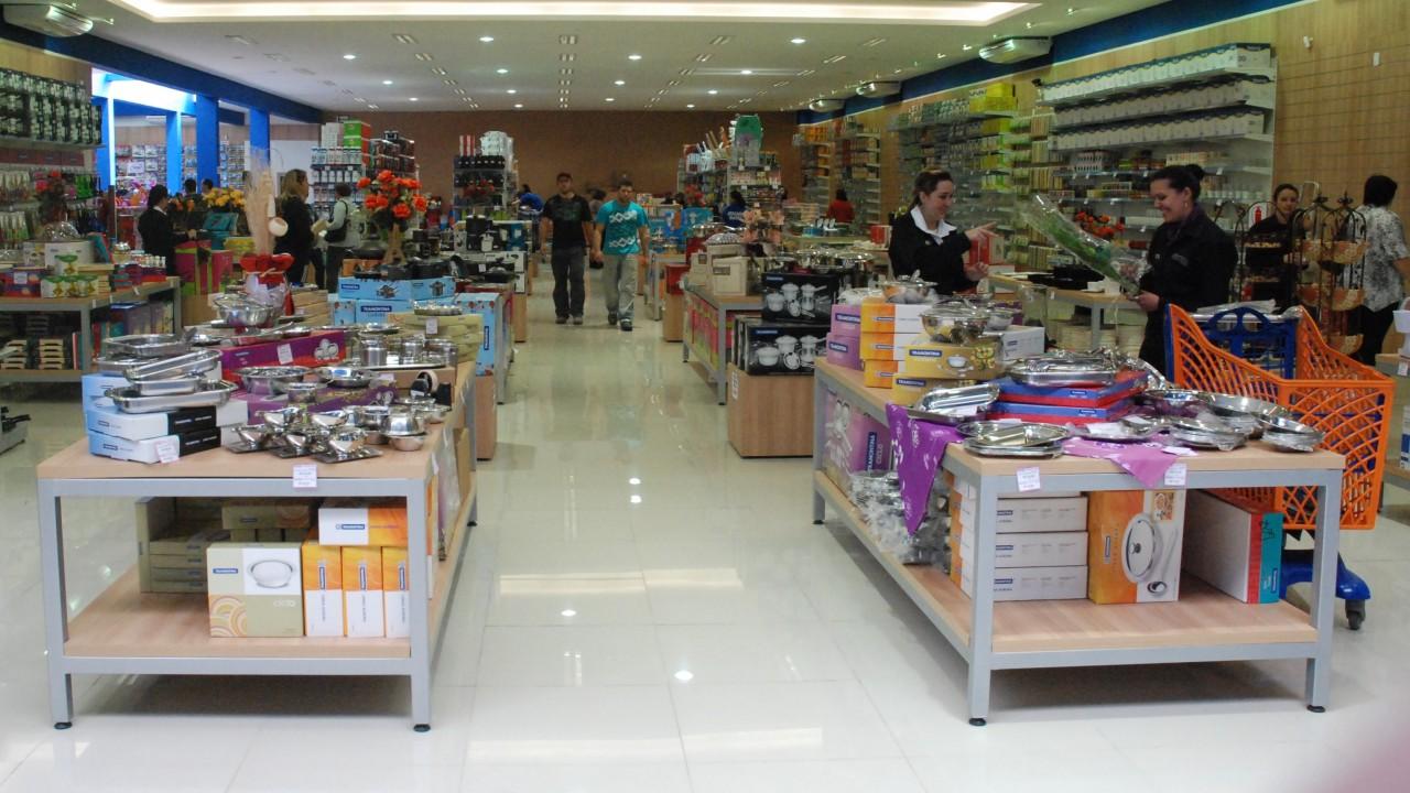 gôndolas e expositores para bazar e brinquedos