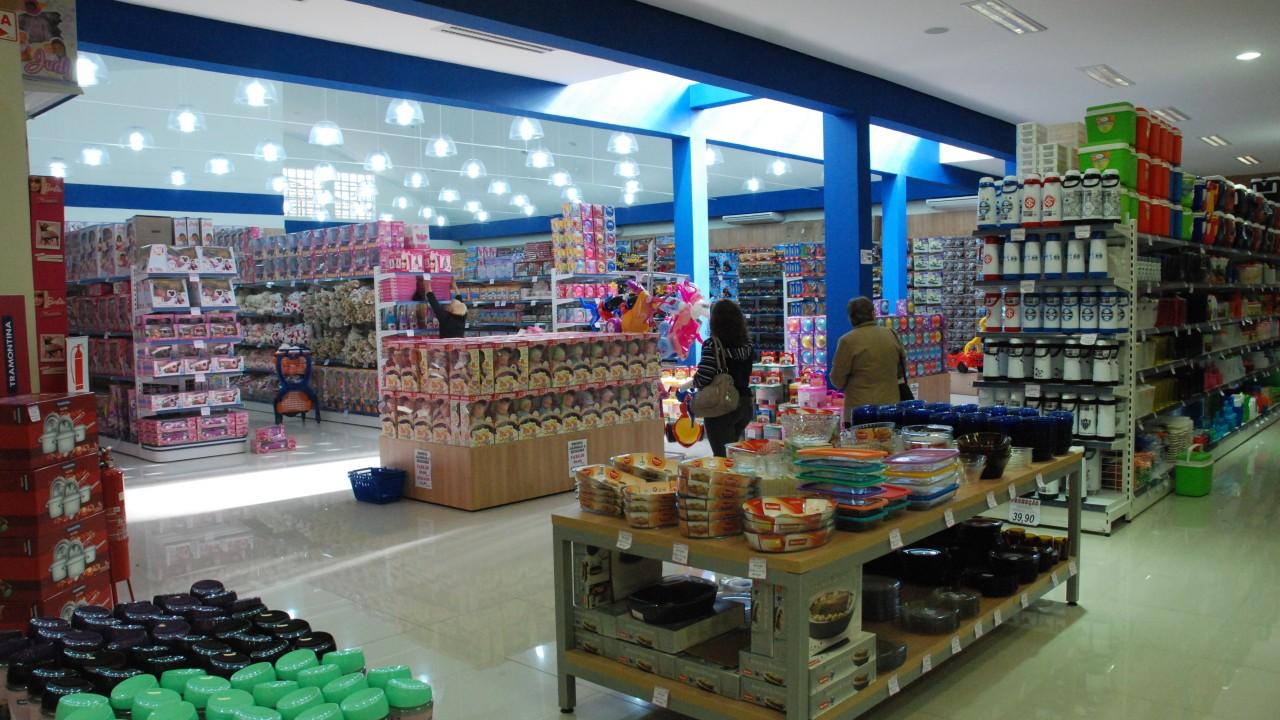 gôndolas e expositores para bazar e brinquedos