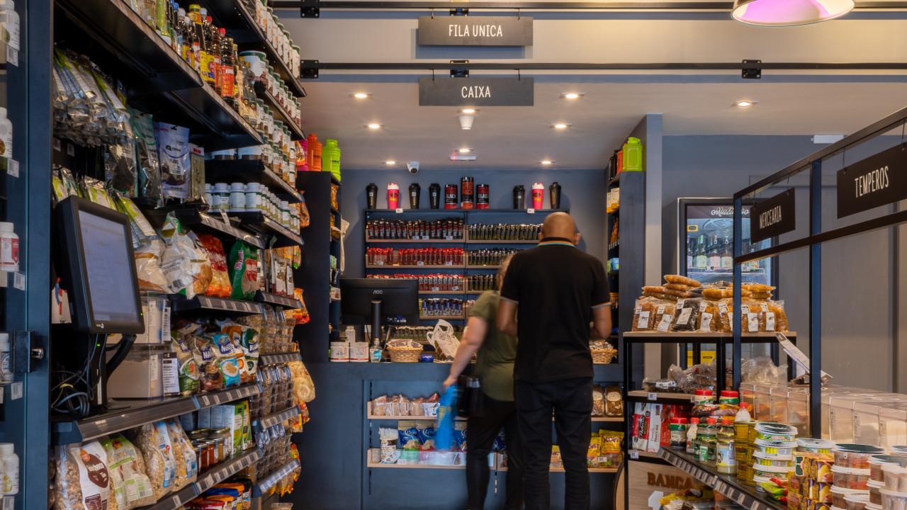 Mobiliário, prateleiras e expositores para produtos a granel e naturais