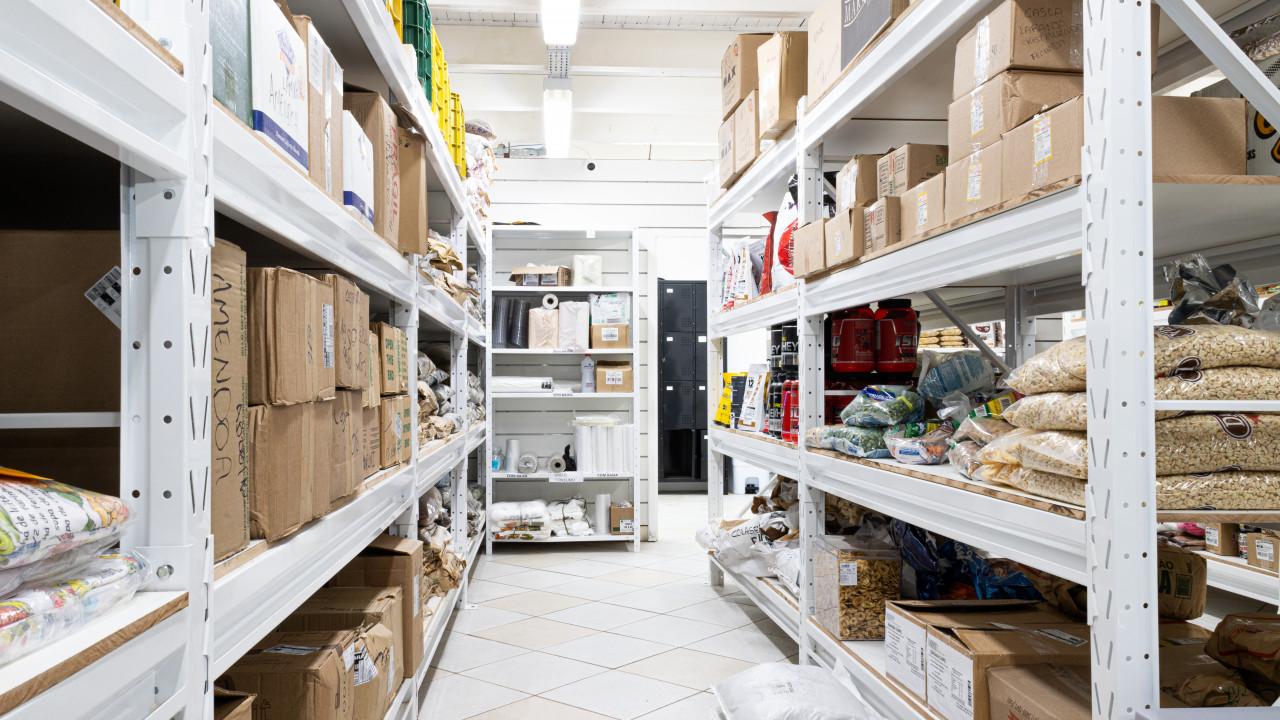 mobiliário para estoque de produtos e embalagens