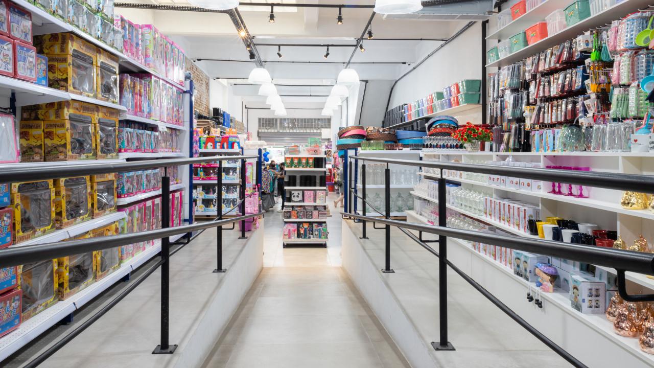 gôndolas e prateleiras sob medida para bazar e brinquedos