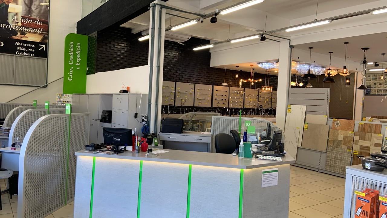 balcão de atendimento em loja de materiais de construção
