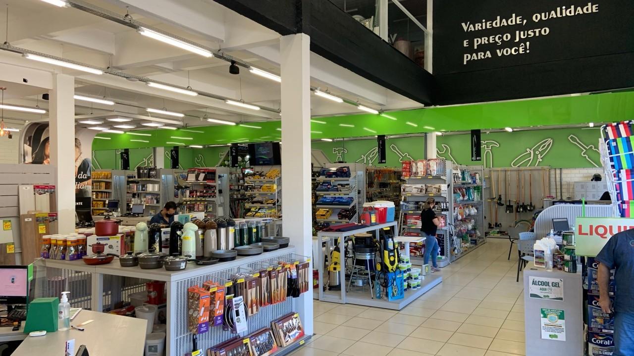 gôndolas e prateleiras de ferramentas