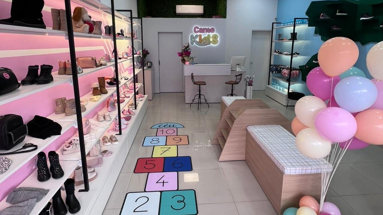 mobiliário personalizado para loja de calçados infantil