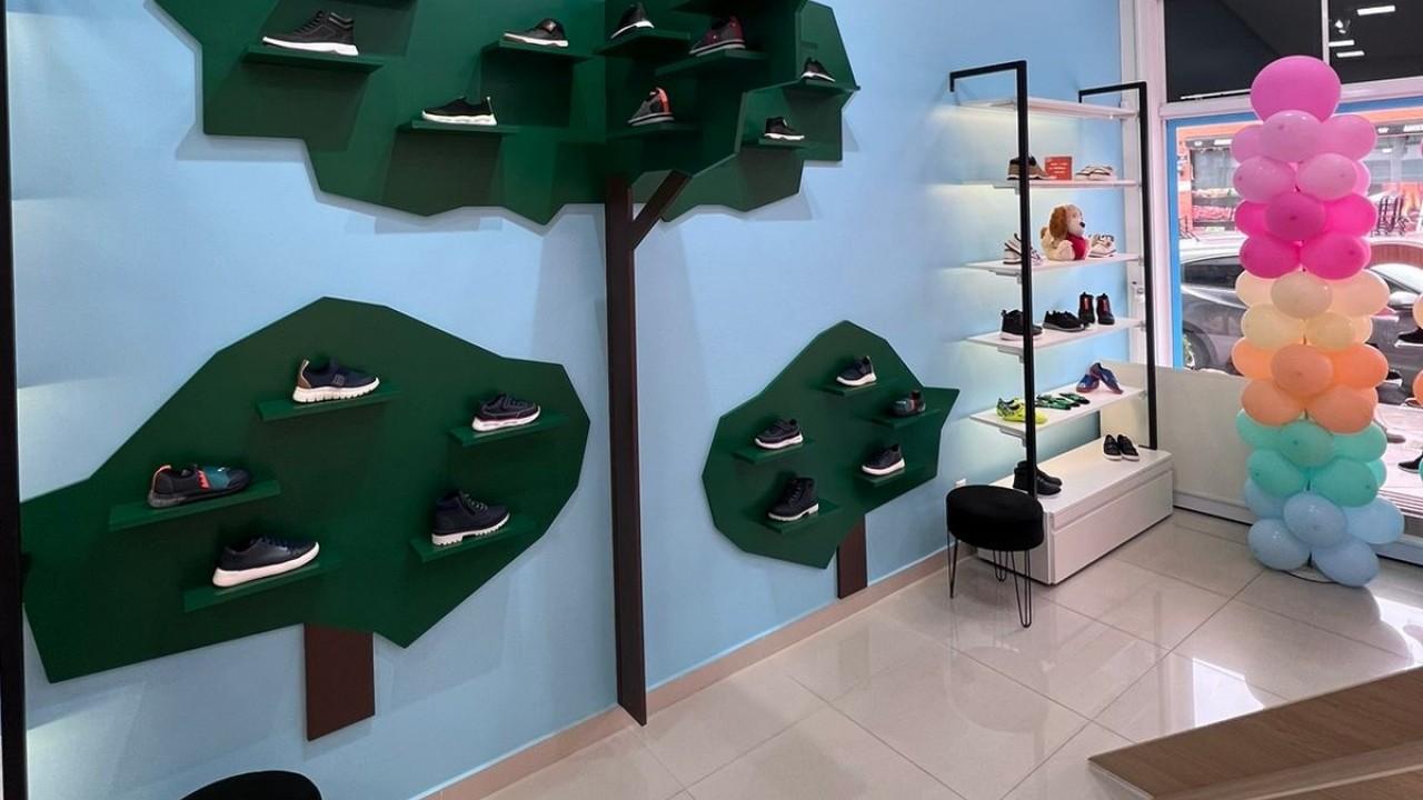 mobiliário personalizado para loja de calçados infantil