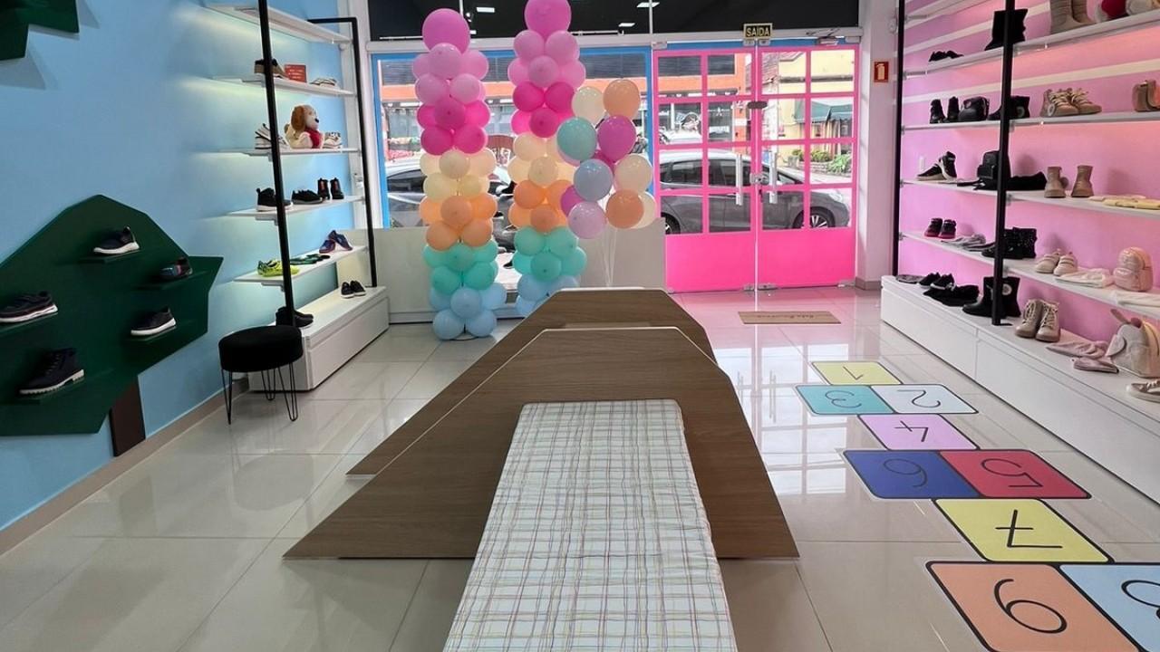 mobiliário personalizado para loja de calçados infantil