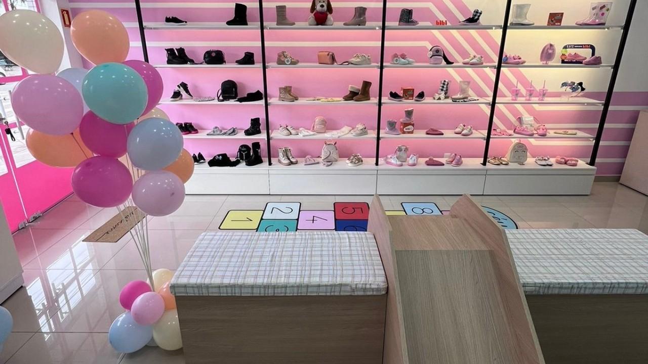 mobiliário personalizado para loja de calçados infantil