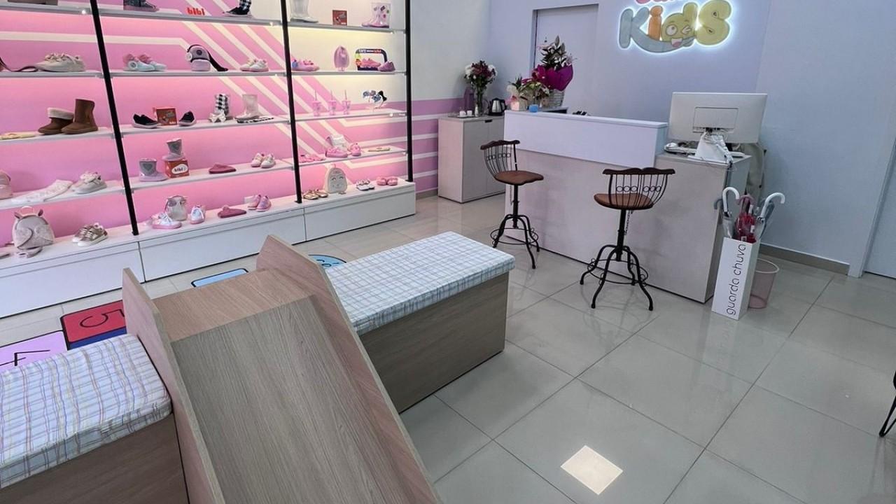 mobiliário personalizado para loja de calçados infantil