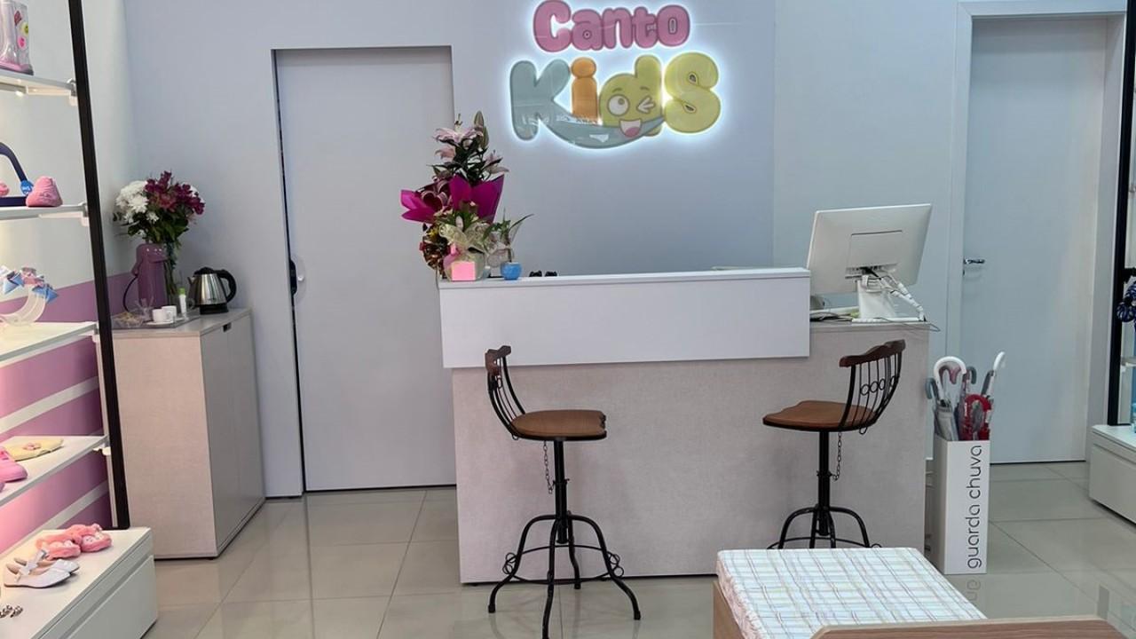 balcão de atendimento personalizado e sob medida para loja de calçados infantil