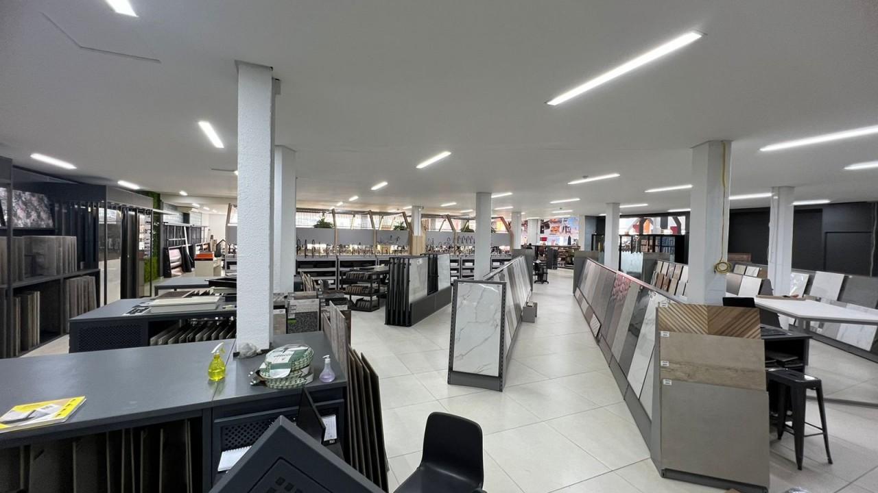 expositor de piso e cerâmicas sob medida