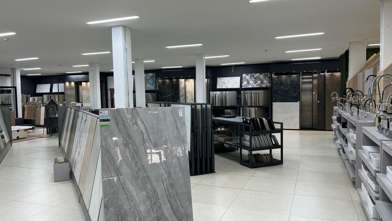 expositor de piso e cerâmicas sob medida