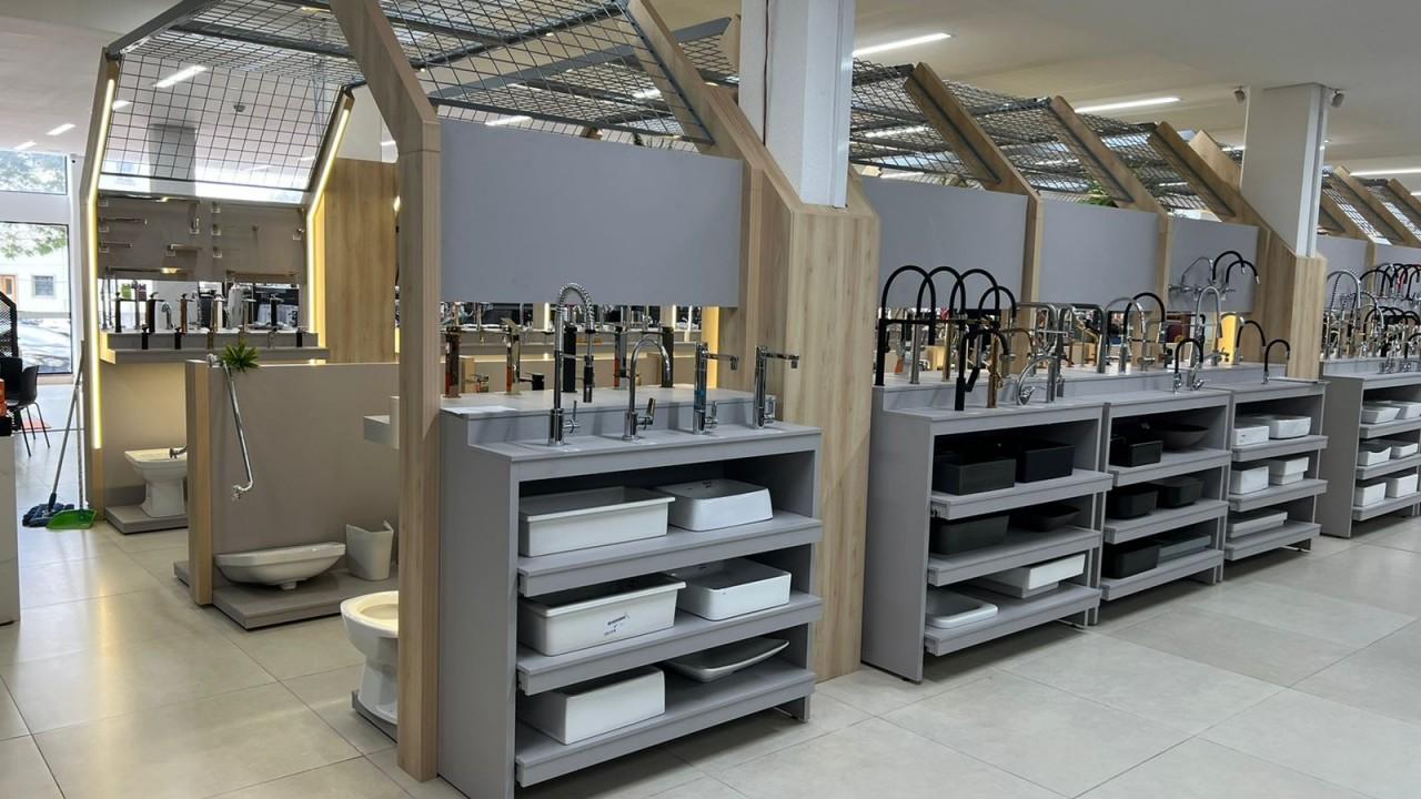 expositor de metais, torneiras, pias, vasos sanitários