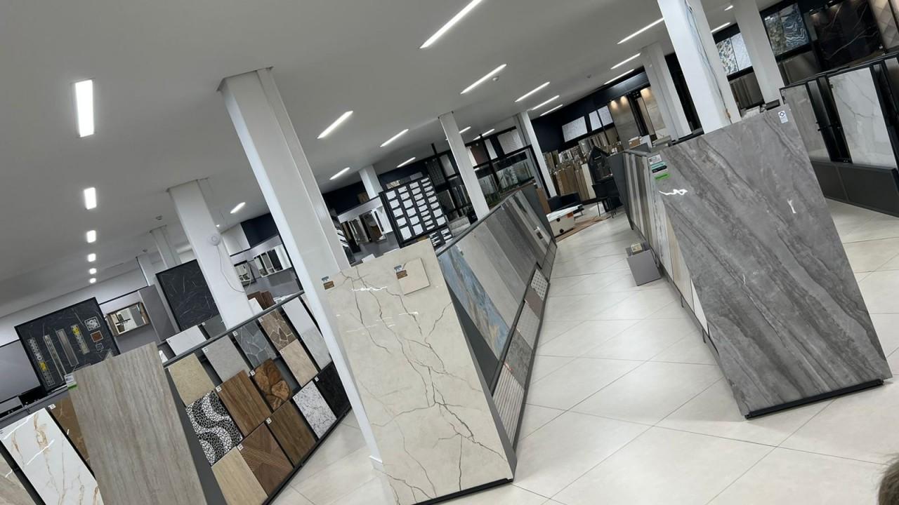 expositor de piso e cerâmicas sob medida