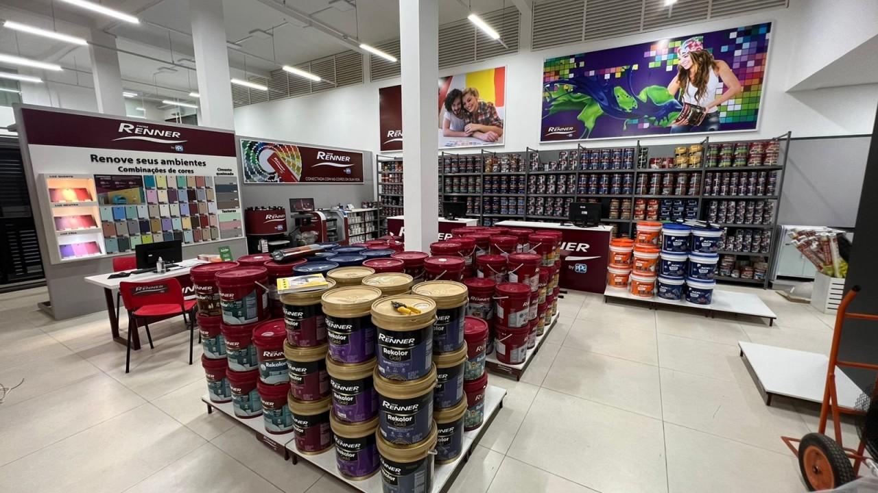 expositores de tinta e prateleiras para loja