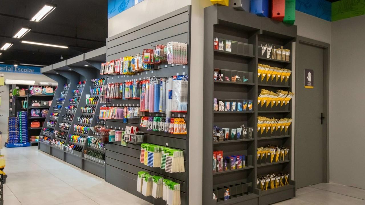 expositor de parede para materiais escolares