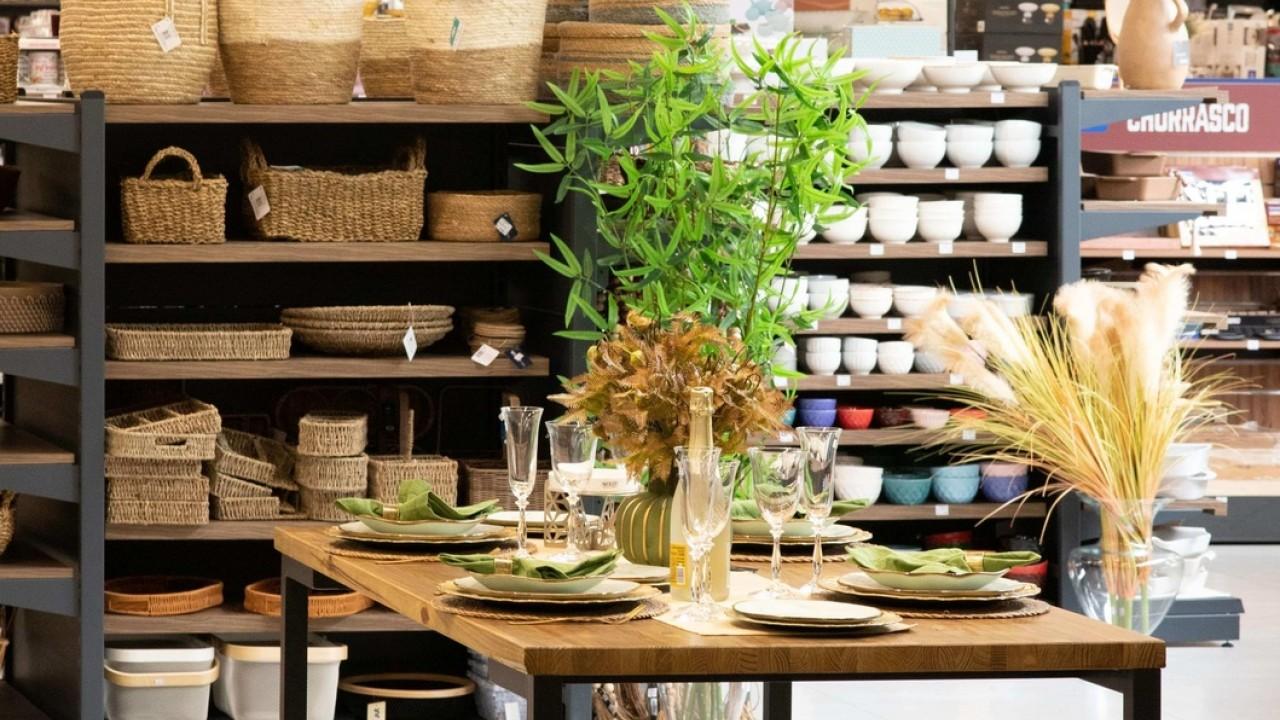 mesa de valorização estilo industrial para produtos