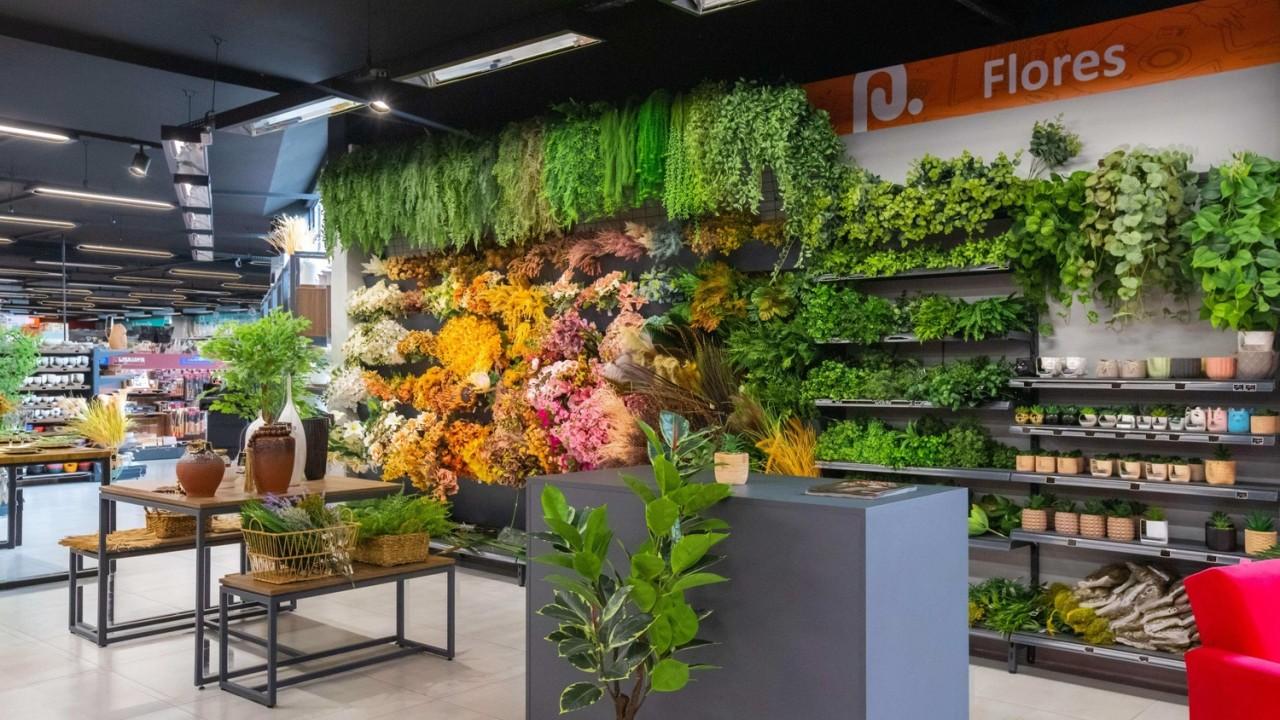 prateleiras e expositores planejados para loja de decoração