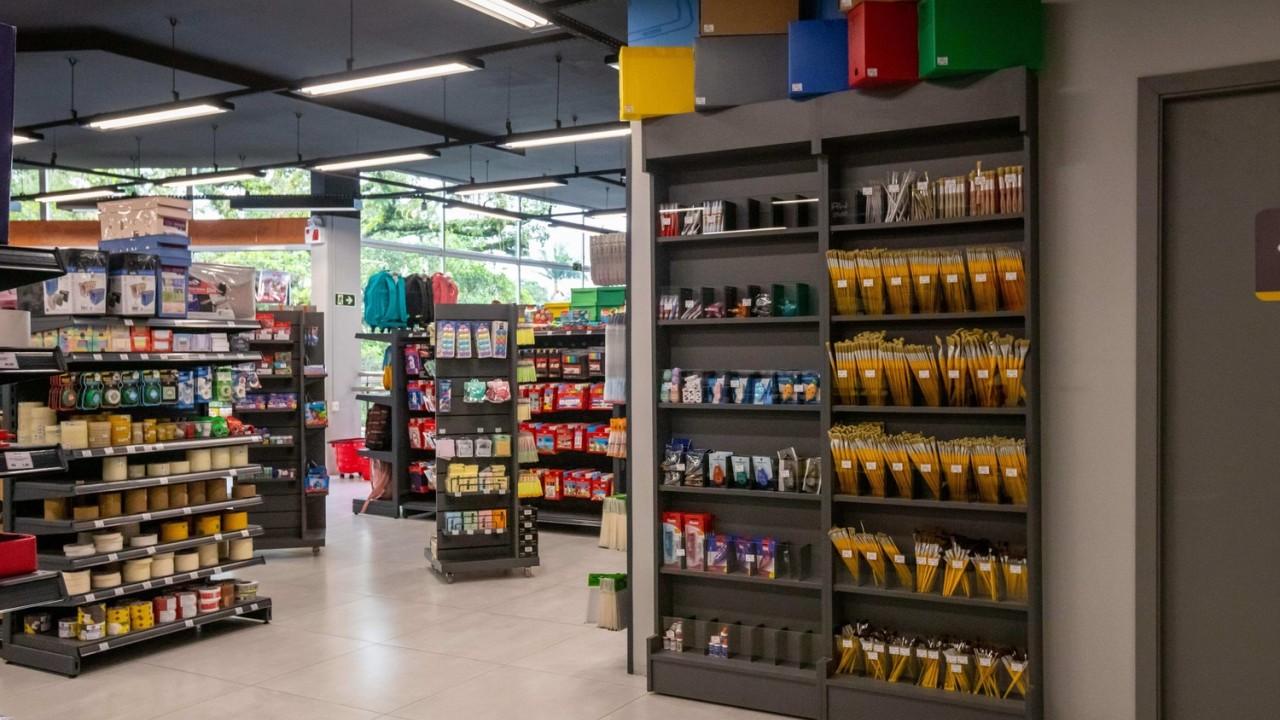 expositor de materiais escolares personalizados sob medida