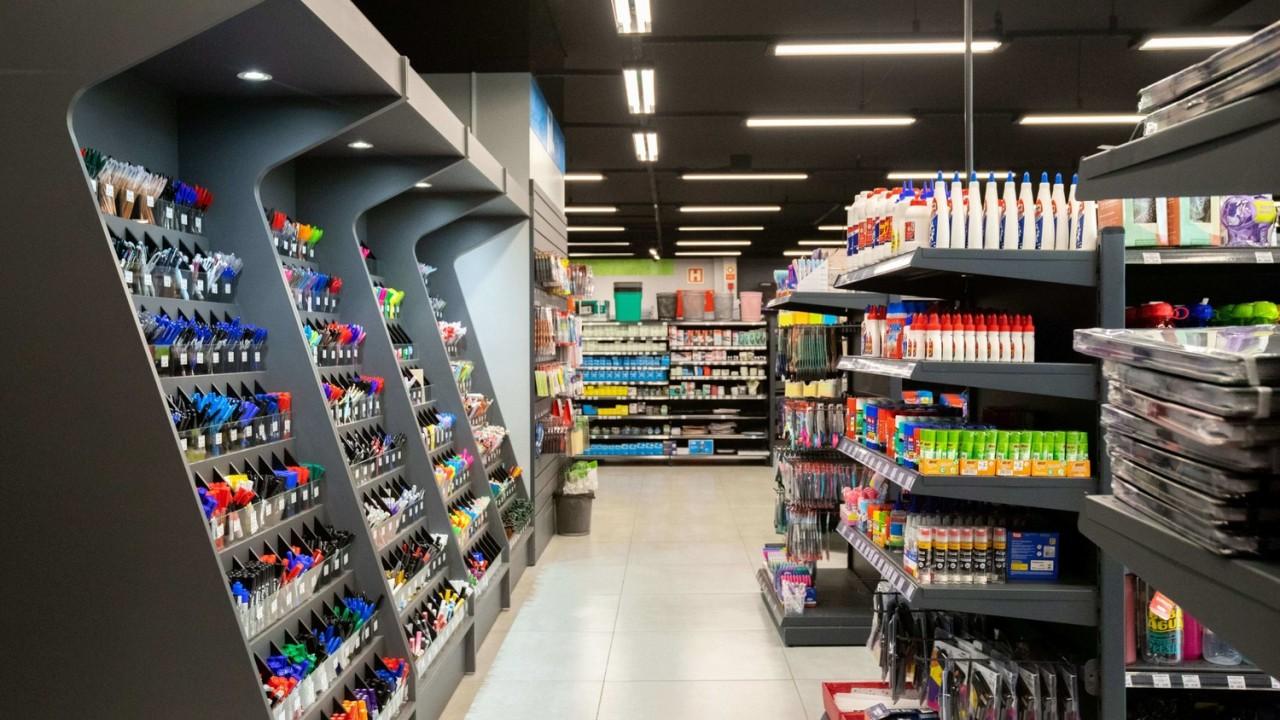 mobiliário comercial personalizado para expor materiais escolares