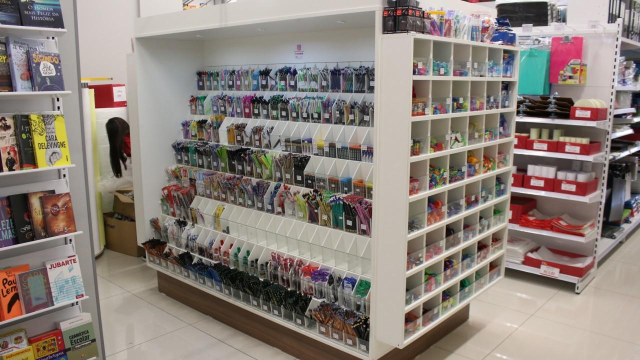 expositor de canetas e lapis e materiais escolares