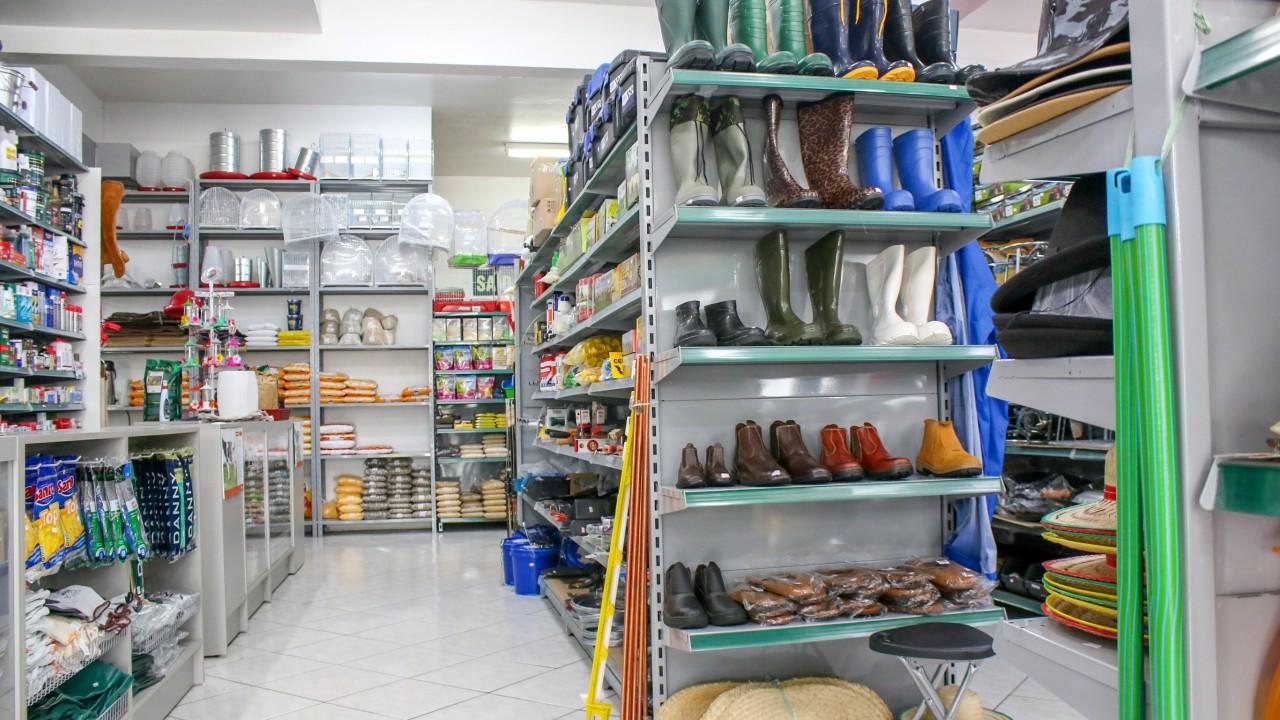 gôndolas e prateleiras para rações e itens de agropecuária e petshop