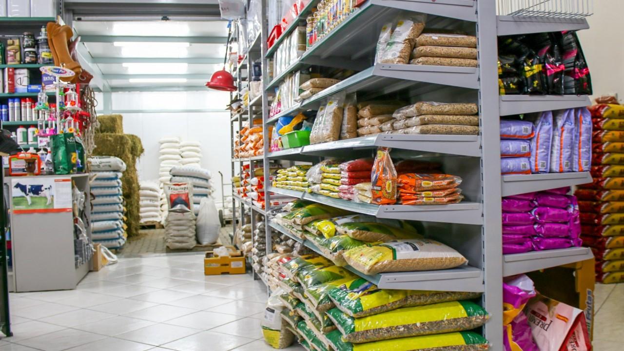 gôndolas e prateleiras para rações agropecuária e petshop