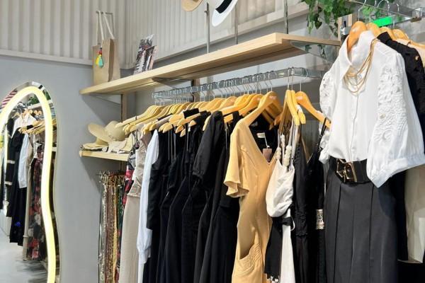 Araras e prateleiras sob medida para roupas e vestidos