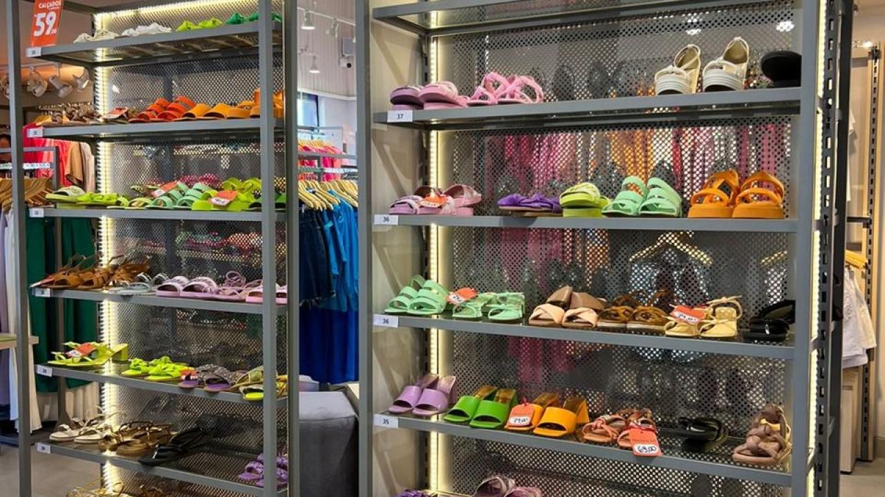 prateleiras sob medida para calçados