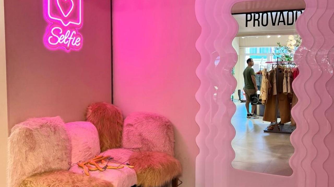 espaço instagramavel em loja de roupas