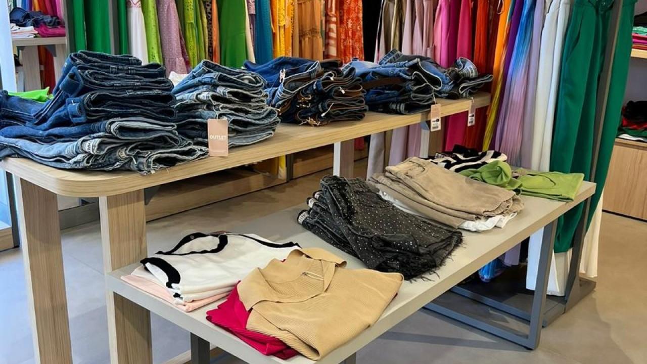 mesa de valorização para roupas