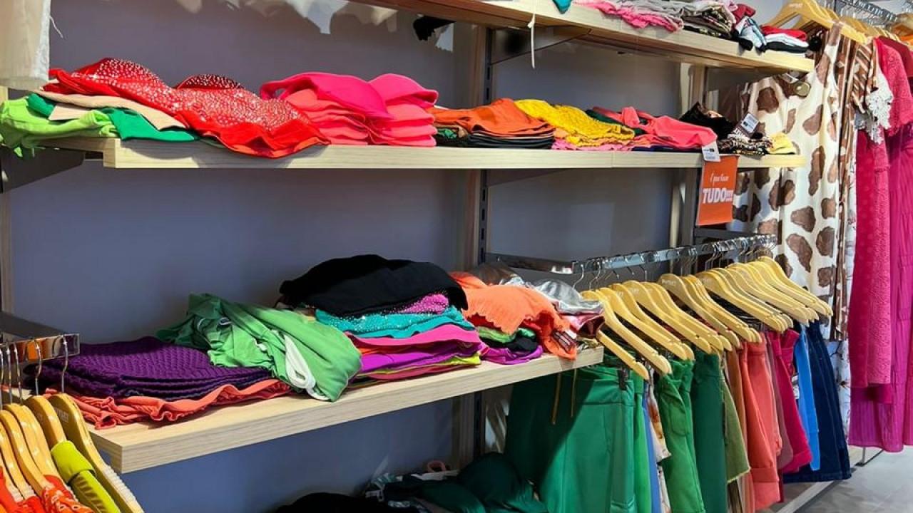 prateleiras para roupas e vestidos