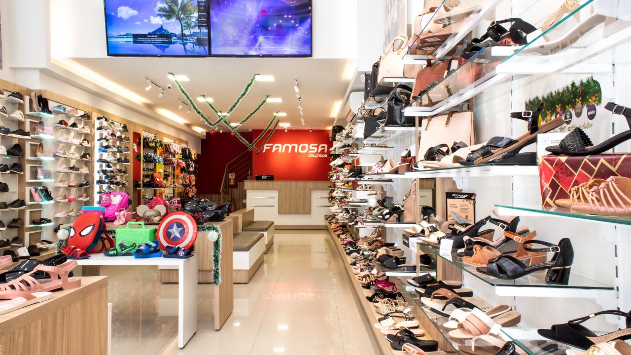 prateleiras e expositores de calçados para loja