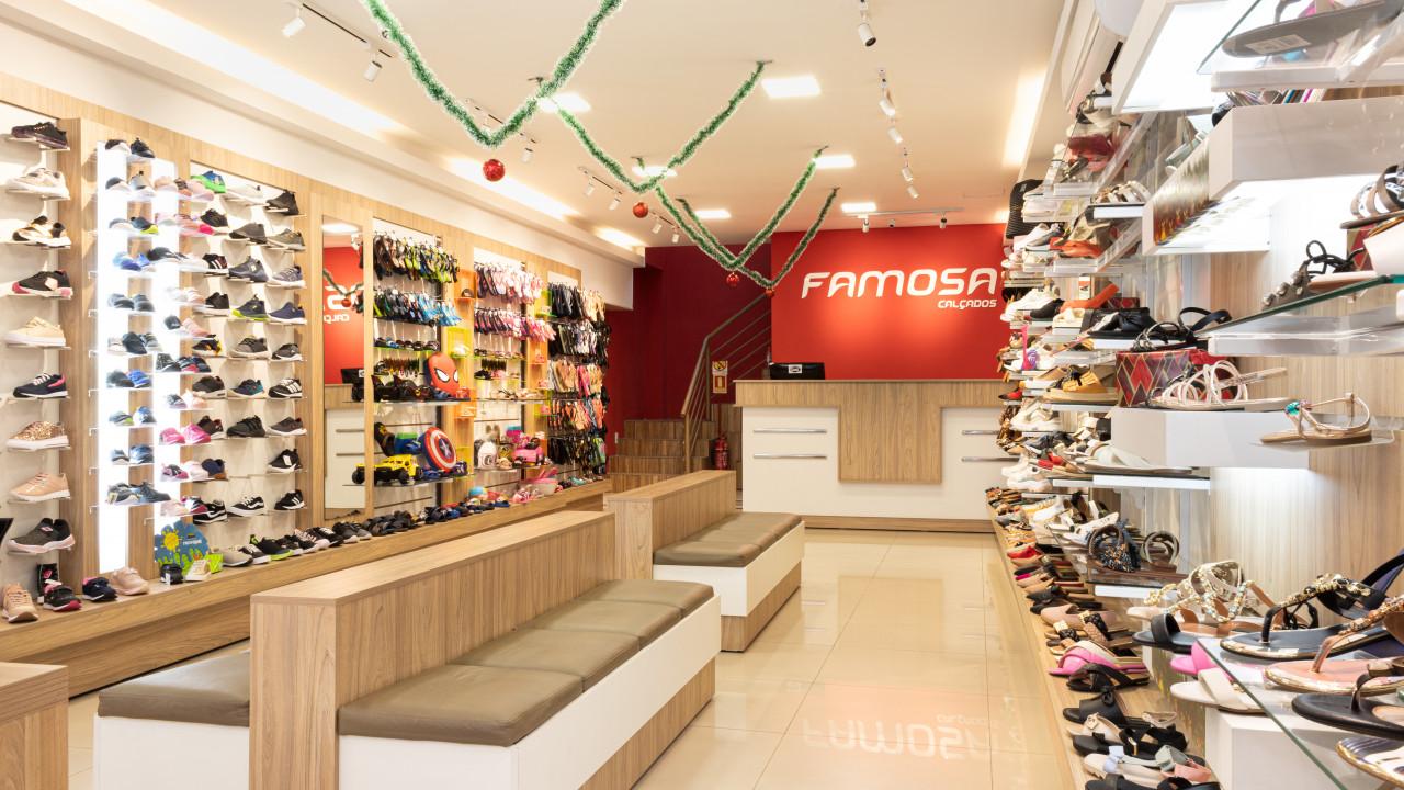 prateleiras de calçados para loja