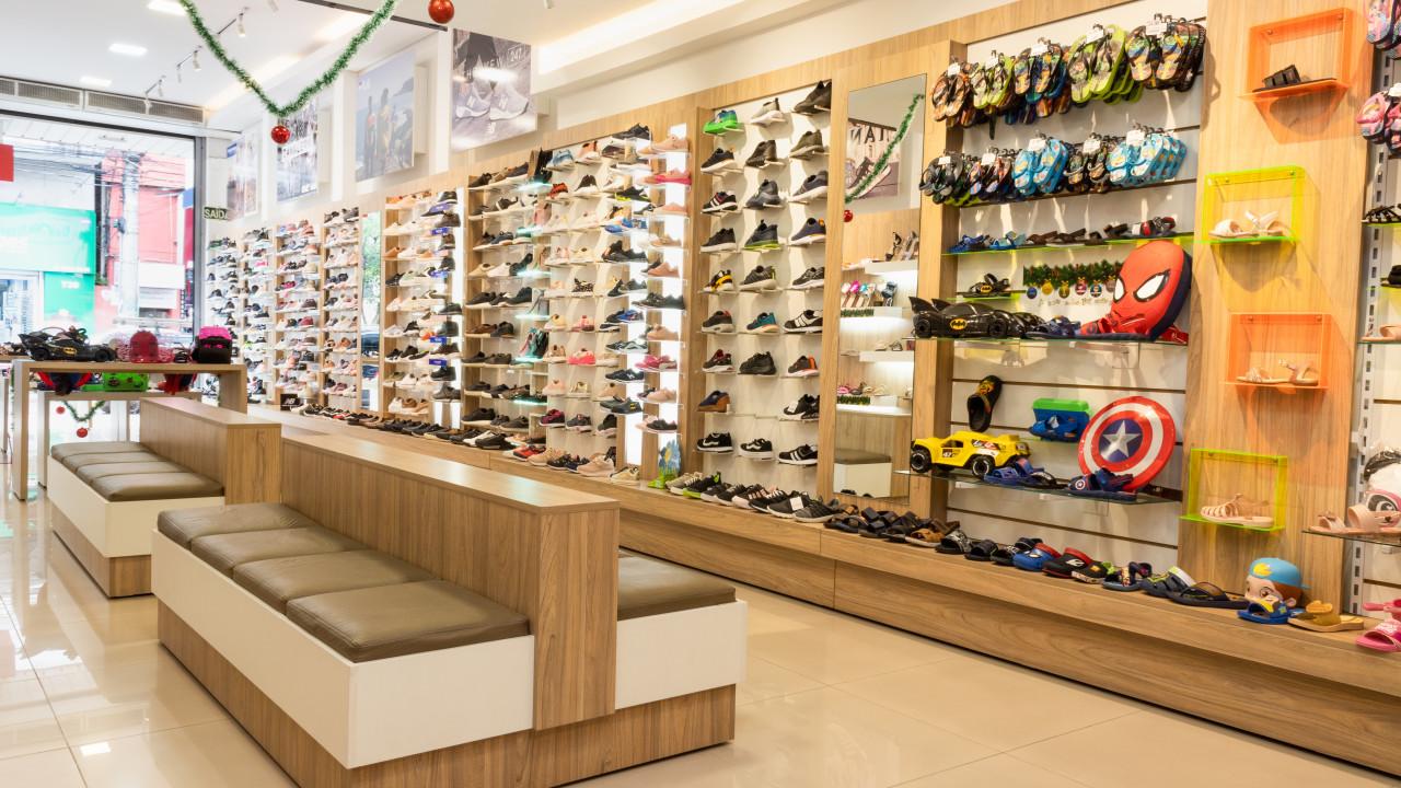 prateleiras de calçados para loja