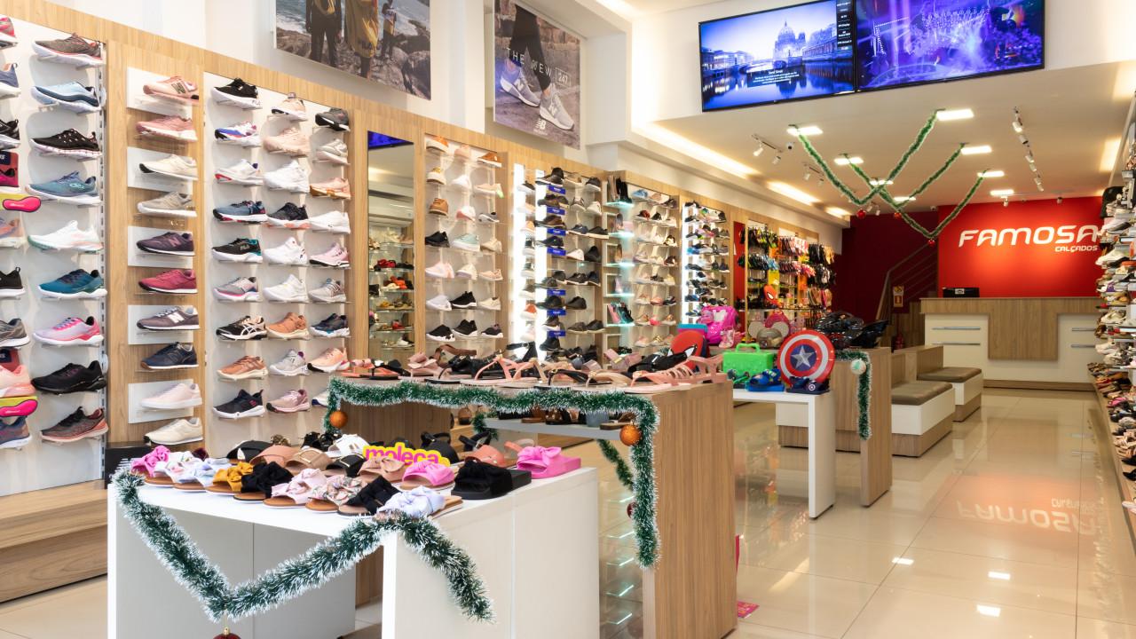 prateleiras e expositores de calçados para loja