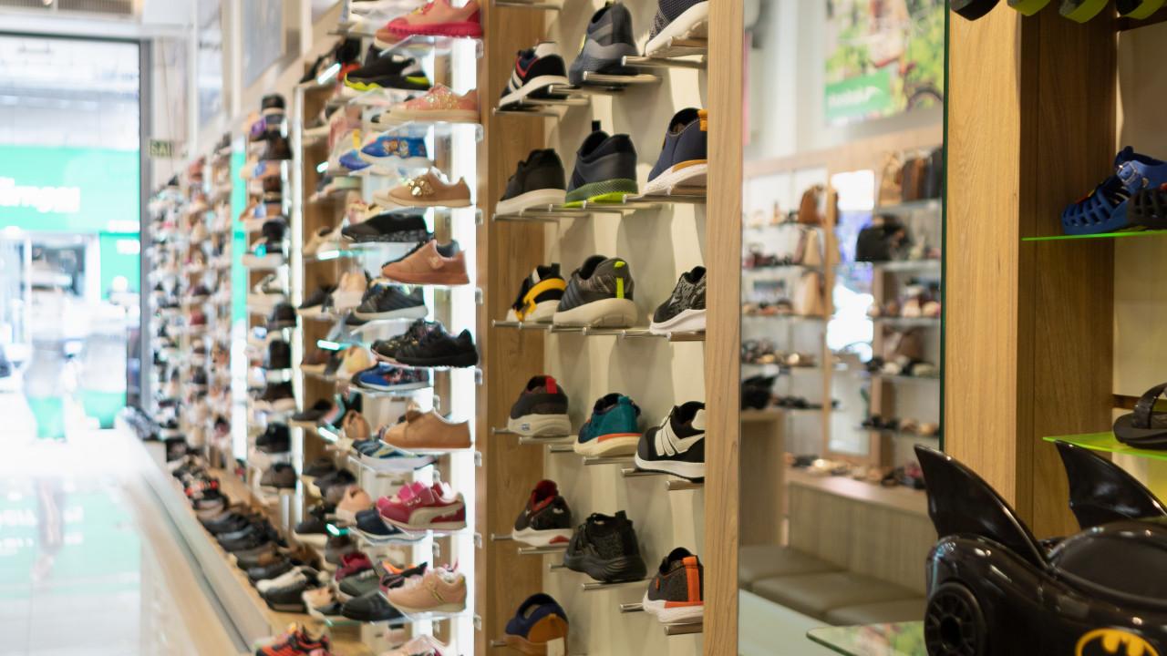 prateleiras de calçados para loja
