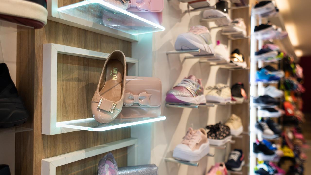 prateleiras de calçados para loja