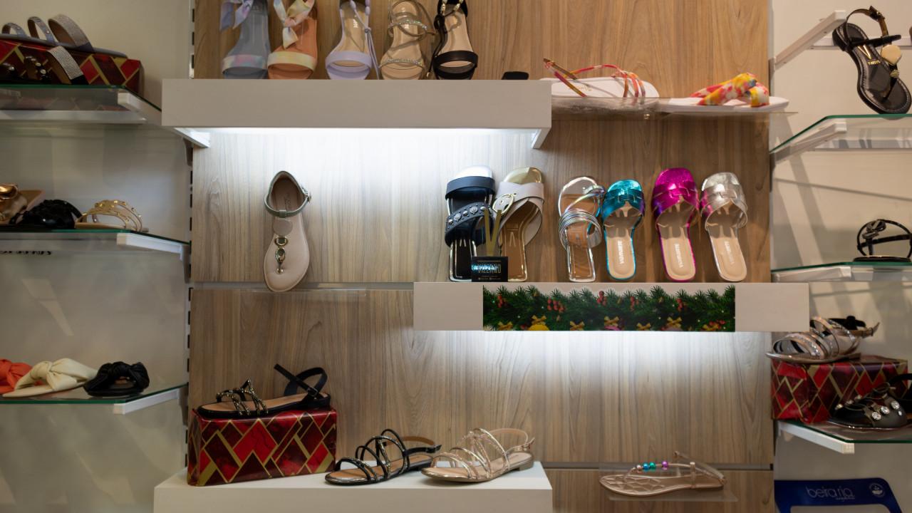 prateleiras de calçados para loja