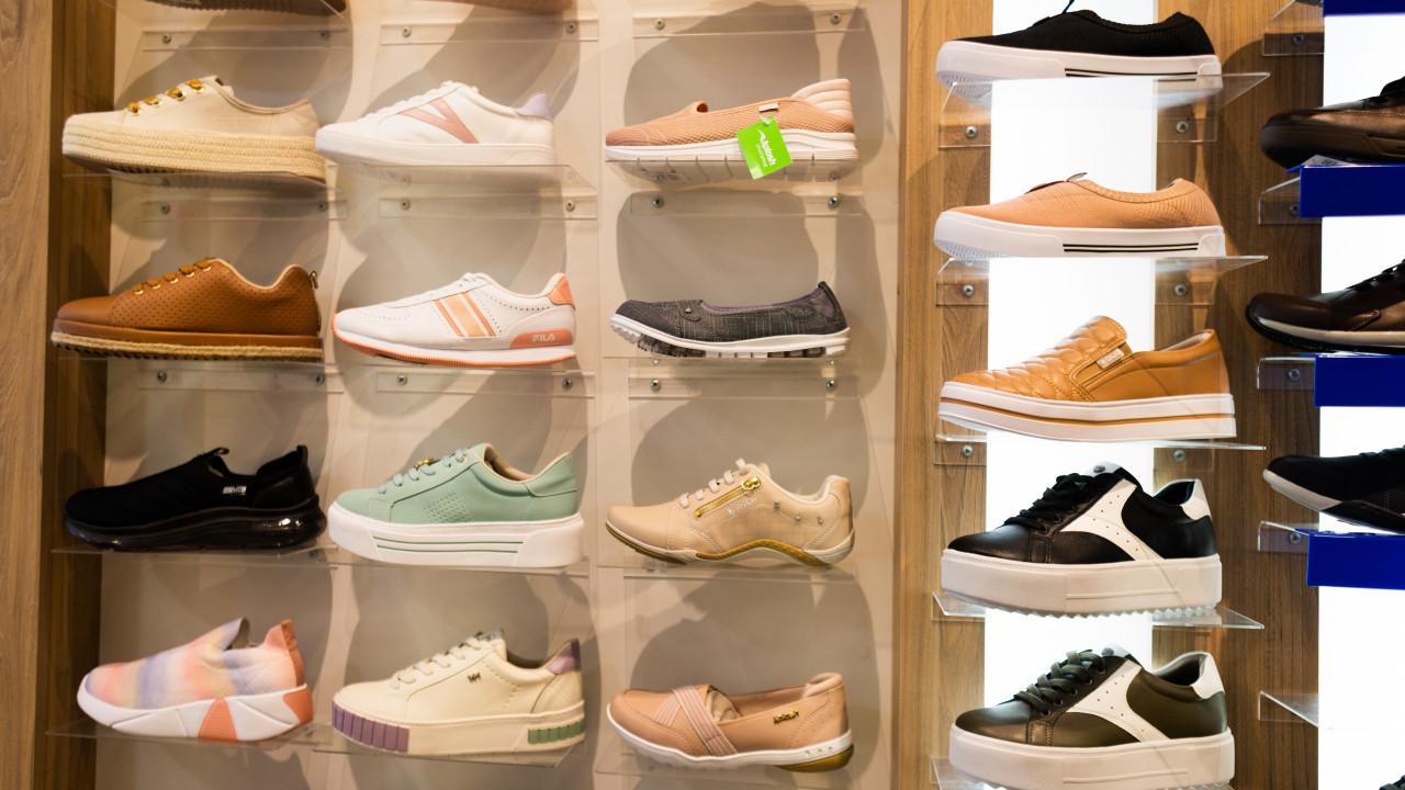 prateleiras de calçados para loja