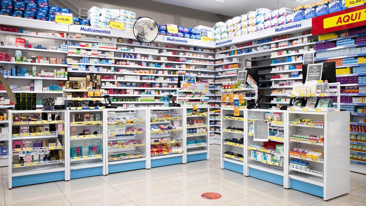 balcão de atendimento, prateleiras e gôndolas para farmácia