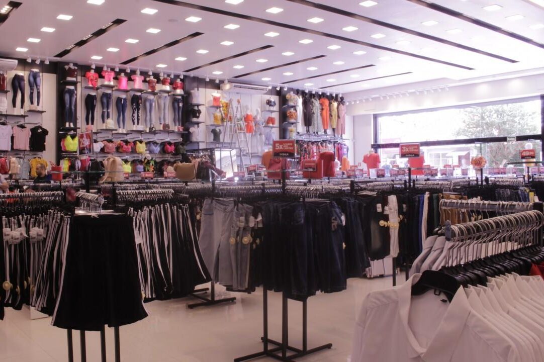 araras e expositores para roupas personalizadas sob medida