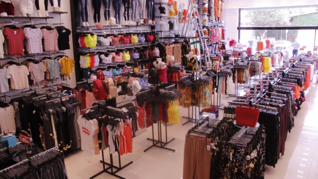 araras e expositores para roupas personalizadas sob medida