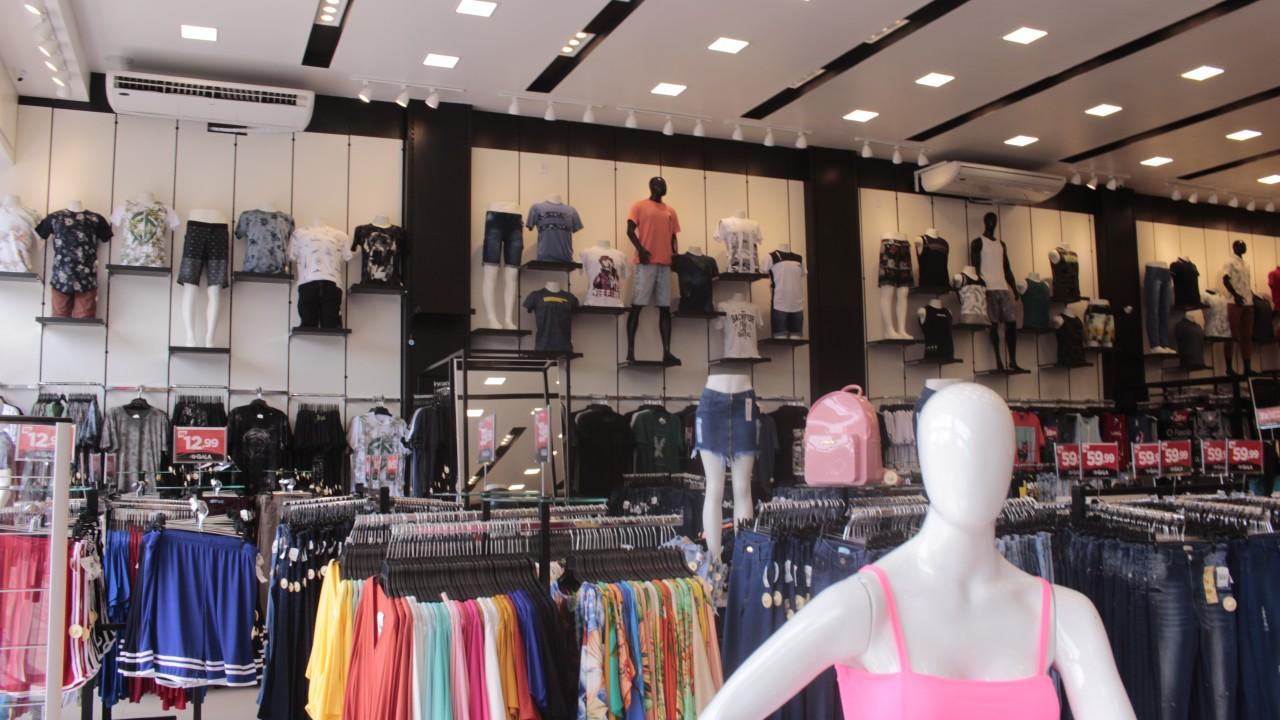 araras e expositores para roupas personalizadas sob medida